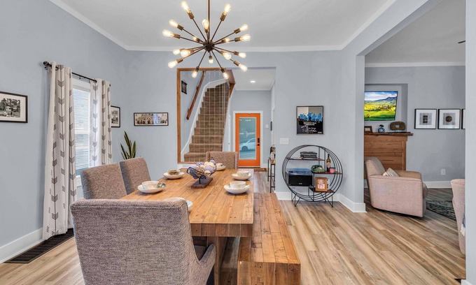 Pendleton Heights House | Stay Near It All - Stadiums, Downtown KC, Hospitals, Union Station, and more!