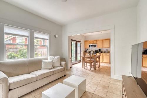 Belmont Apartment | Stay Portland - The Sunnyside Cottage, Local Shops & Nightlife