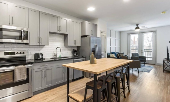 East Walnut HIlls Apartment | Stay Where It’s Happening! Chic Cincy Condo