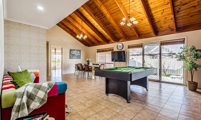 Seabrook House | StayAU Tranquil 4BR Lakeside Retreat in Seabrook