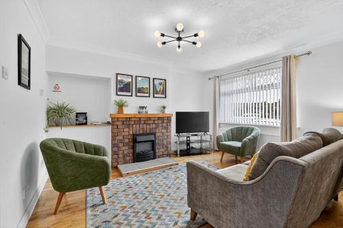 Hillsborough House | StayByNumbers - Spacious three bed house Royal Hillsborough