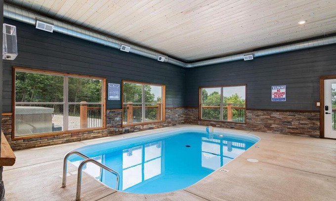 Table Rock Cabin | Staycation Lodge with Indoor Pool and Basketball Court