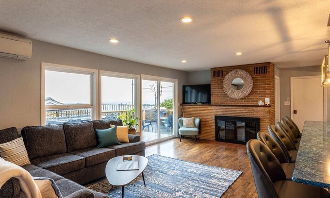 Garibaldi House | #StayinMyDistrict Garibaldi Bay Views