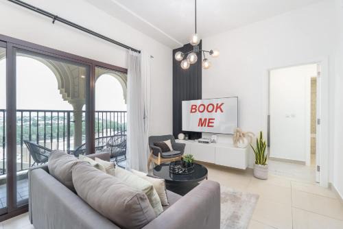 Dubai Apartment | StayShort - Stylish 1-Bedroom Retreat with Pool in Vibrant Jumeirah Golf Estates