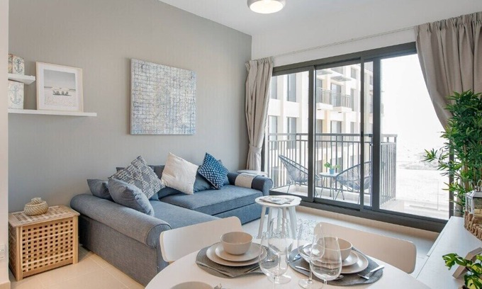 Dubai Apartment | StayShort - Stylish 1BR Near Town Square - Sleeps 4 Guests!