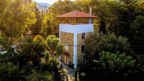 Dorida House | Steinturm mit Dach-Terrasse zwischen Fluß, Meer und Gebirge- Spiti Pirgos