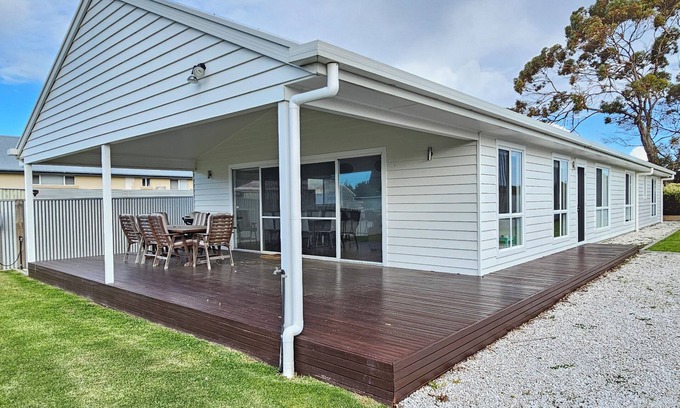 Waterhouse House | Stella Dais - Set off the main street, right in the heart of Robe
