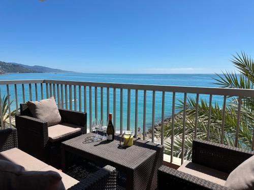 Menton Apartment | Stella Mare-Vue mer-clim-terrasse