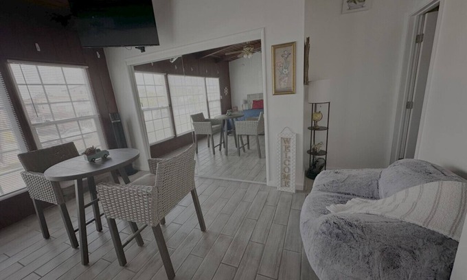 East Manhattan Beach Apartment | Stephanie - Manhattan Beach 3