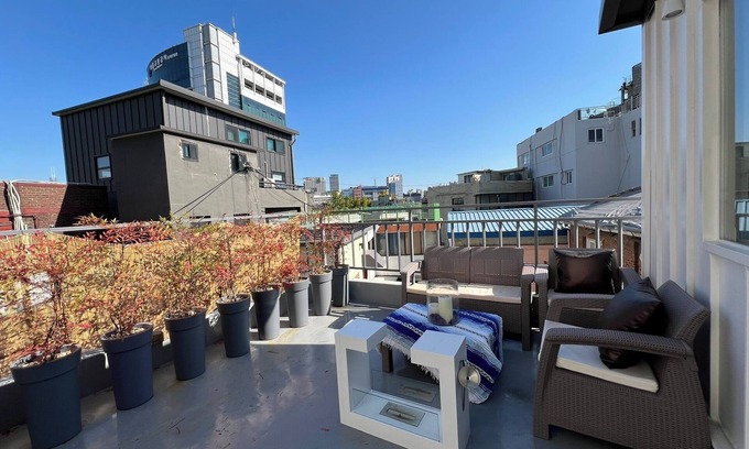 Sindangil-tong Apartment | Steps away from DDP, Airport Bus, DongDaeMun Shopping Malls [Timeless Rooftop]
