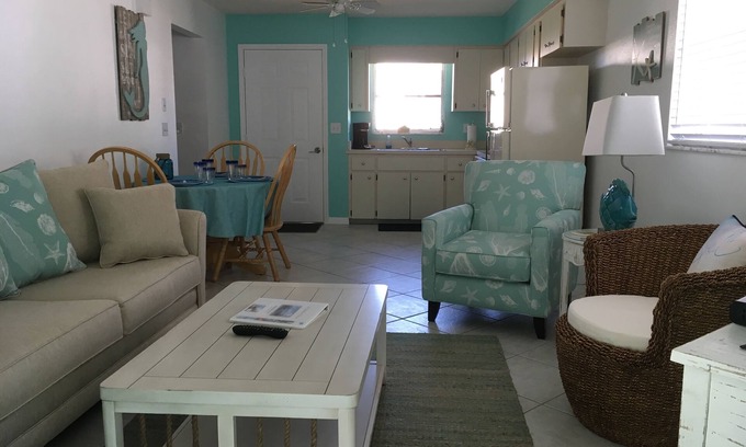 Englewood House | STEPS TO BEACH & STEPS TO BAY & TO WATCH DOLPHINS! 3 MIN WALK TO RESTAURANTS