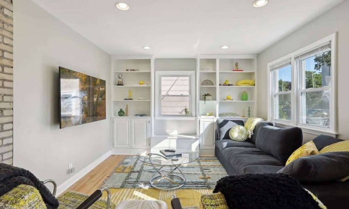 St. Anthony West House | Steps to downtown/close to the River/comfy beds