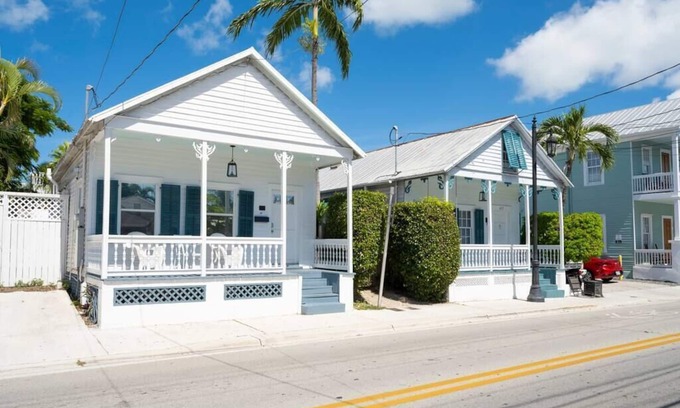 Old Town House | Steps to Duval-Pool-Hot tub- Sleeps 16- BIG groups