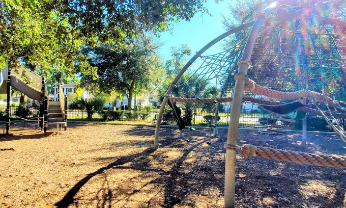 Avondale House | Steps to Restaurants, Shops, Park & More!