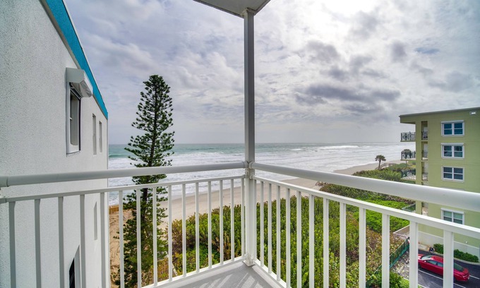 South Patrick Shores Condo | Steps to Sand: Satellite Beach Condo w/Views!