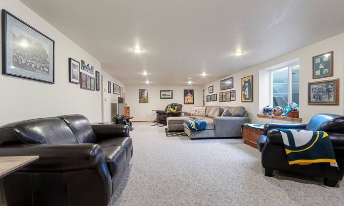 Ashwaubenon House | Steps to Stadium-5 bedroom house in Green Bay walkable to football entertainment