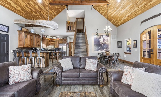 Branson House | Steps to Table Rock w Stunning Views- Cmty Pool-Firepit-Pool Table-Free Sdc Tickets