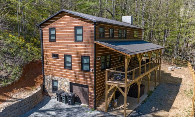 Boone House | Steps2town, secluded Mountainview Cabins, sleeps20