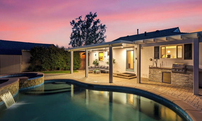 Ranchos House | Sterling House: Lux Getaway w/heated pool & spa