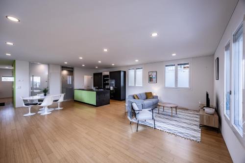 Steffisburg Apartment | Stockhorn Loft - central, free parking, private