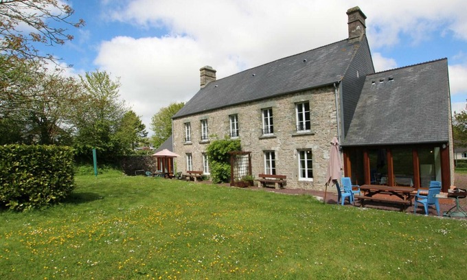 Sainte-Croix-Hague Cottage | Stone house in La Hague, 4 pers, pets allowed, internet
