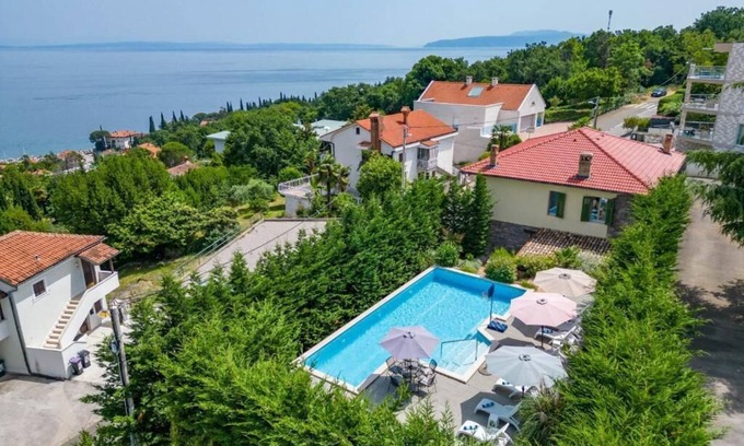 Opatija Villa | Stone villa with large pool, beach, sea view - TRAVELER Reisbeuro Krk. ID 2217