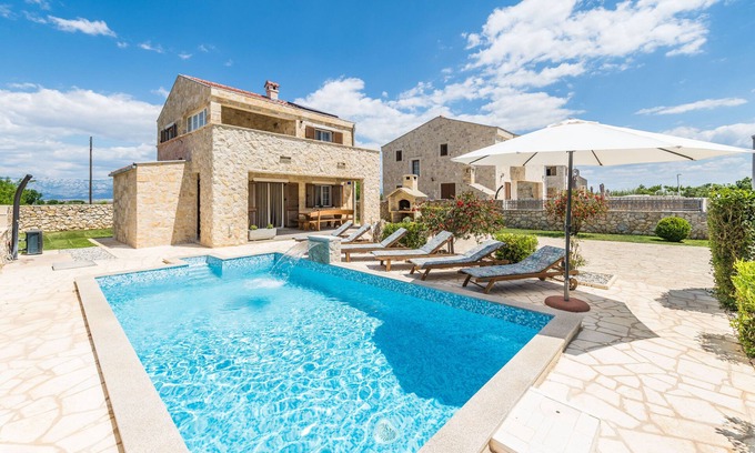 Privlaka Villa | Stone villa with pool, sandy beach and barbecue - TRAVELER Reiseburo Krk - ID 2170