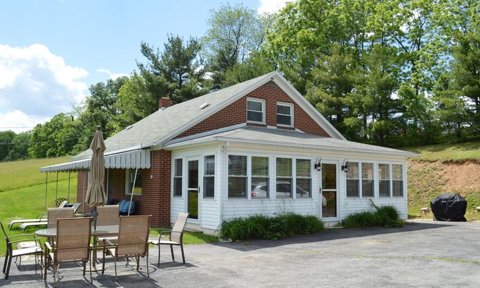 Hesston Cottage | Stones Throw to Seven Points Raystown Lake. NEW 2022 PAVILION. Bike to trails.