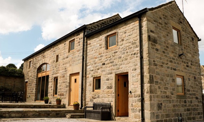 Midhopestones Cottage | STONEYCROFT BARN, family friendly, with a garden in Midhopestones