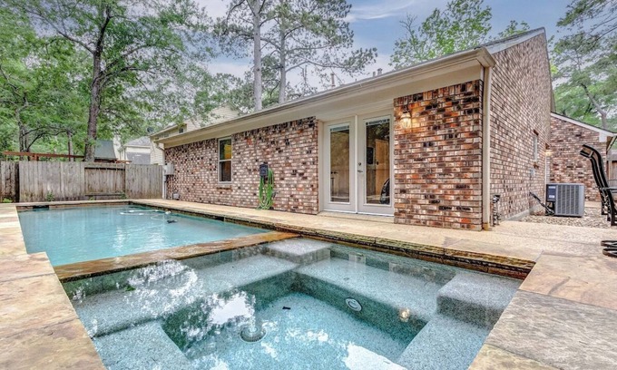 Indian Springs House | Stony Bridge · Spa & Pool Oasis: Prime Location in The Woodlands