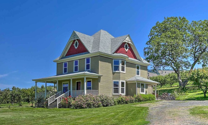Hood River House | 'StoryBook Glade’ Historical Homestead w/Views!