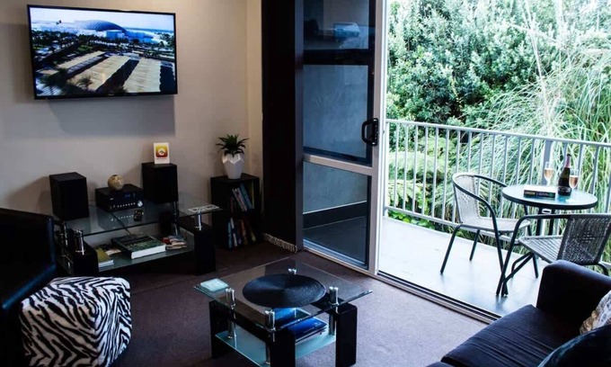 Rewa Apartment | Strandon Loft - No 7 in New Plymouth