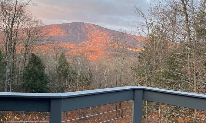 Stratton Mountain House | Stratton Mountain retreat with view, air conditioning and hot tub!