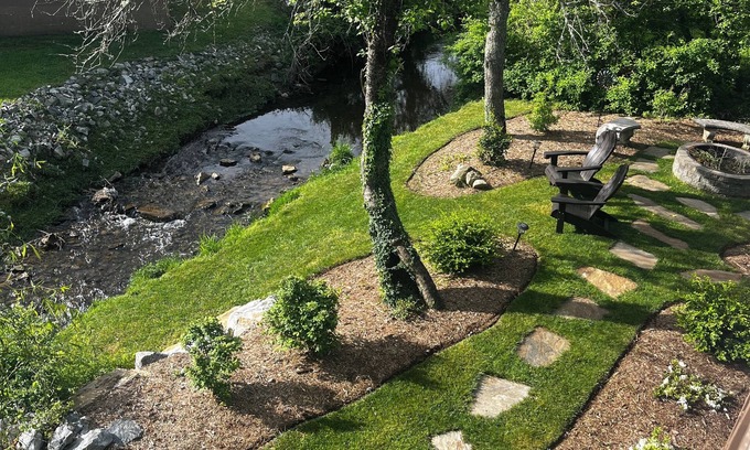 Blowing Rock House | Stream.Firepit.Downtown Blowing Rock. Newly renovated. Cozy!