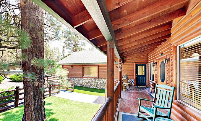 Eagle Mountain Estates House | Striking Home w/ Huge Kitchen, Fireplaces, Hot Tub & Outdoor Fire Pit