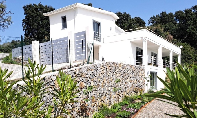 Ispani Apartment | Struttura Moderna e Confortevole con una Vista Meravigliosa sul Golfo