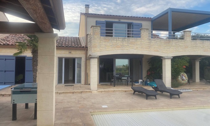 Saint-Hippolyte-de-Montaigu Villa | Stunning view in a small village near Uzes