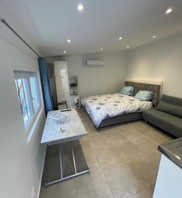 Epinay-sur-Seine House | Studette indépendante tout confort sur jardin