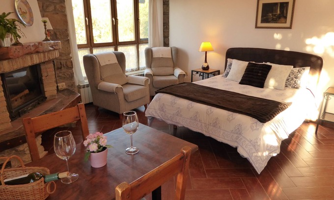 Ibero Apartment | Studio (2 pax) with views of the river and pool. 10 minutes from Pamplona.