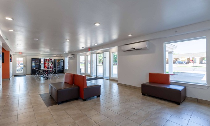 Bryan Hotel | Studio 6 Bryan, TX - University Area