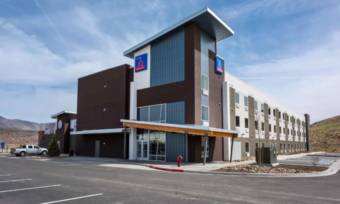 Sparks Hotel | Studio 6-Mccarran, NV - Sparks - Tahoe - Reno Industrial Center