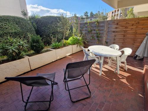 Sainte-Maxime Apartment | Studio avec coin-nuit, terrasse et parking privé près du centre de Sainte-Maxime, Golfe de Saint-Tropez - FR-1-780-60