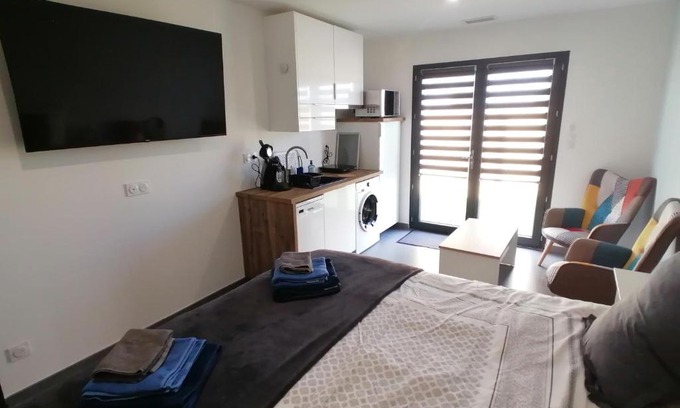 Serignan Apartment | Studio BLEU, Neuf, classé 3 étoiles, Clim, Wifi, Lave-linge, Lit King Size, au calme et à 800m des plages de Valras Plage