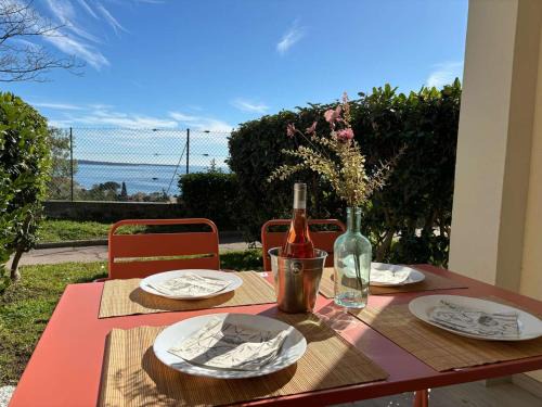 La Croix des Gardes Apartment | Studio cabine avec vue mer, piscine et parking à Cannes la Bocca - FR-1-609-93