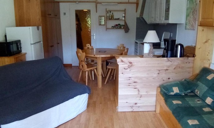 Correncon-en-Vercors Apartment | Studio cabine 28m² à Corrençon-en-Vercors, proche village, navettes, skis, nature, 4 pers, balcon - FR-1-515-140