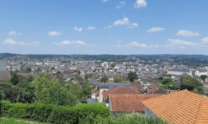 Brive-la-Gaillarde Apartment | Studio Calme Chaleureux
