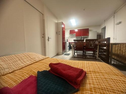 Sainte-Clotilde Centre Apartment | Studio Colombier - 2 personnes - avec vue sur mer