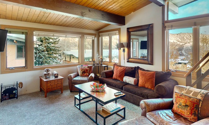 Snowmass Village Condo | Studio condo with gas fireplace, full kitchen, pool, hot tub, & sauna