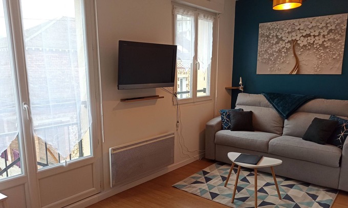 Meaux Apartment | Studio downtown near Disney - train station on foot