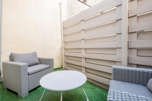 Saint Genes Apartment | Studio en Duplex-Aircon-Terrasse-Parking-Calme